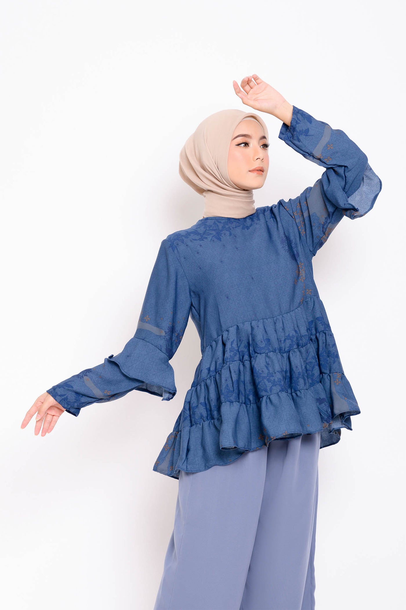 Kasual Tapi Tetap Cantik, 6 Inspirasi Outfit Kondangan Hijab untuk Acara Outdoor