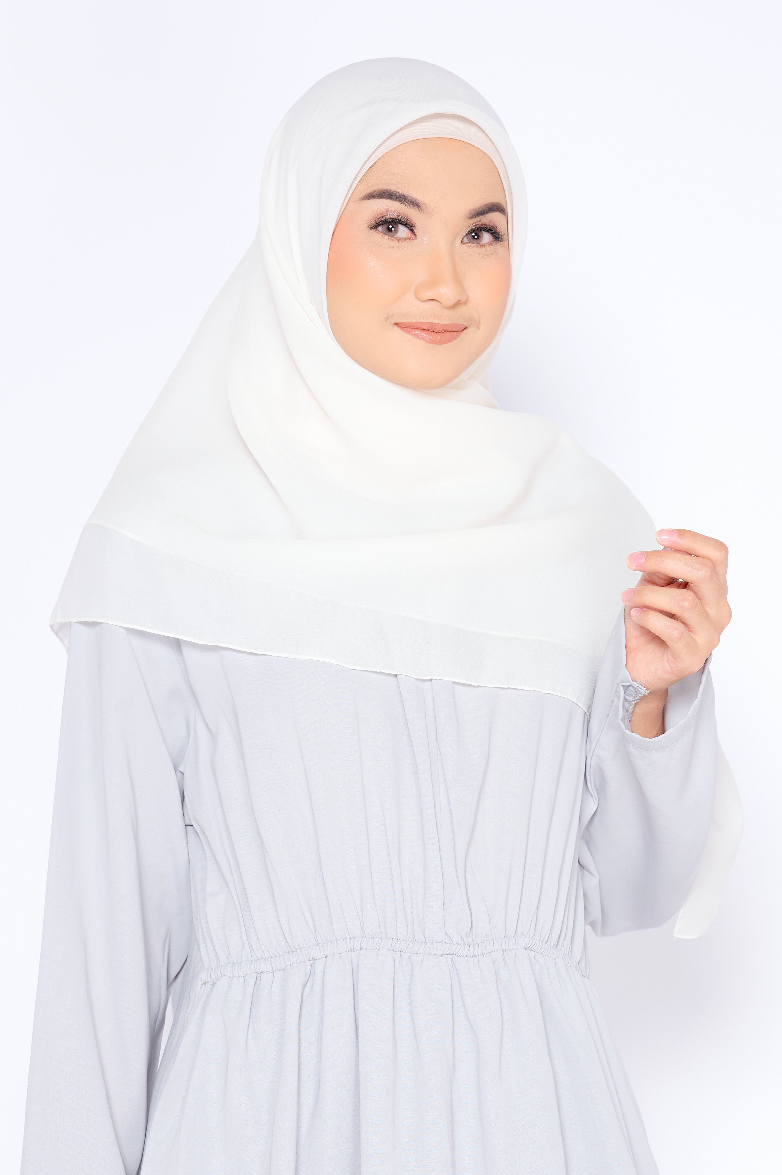 ZM Zaskia Mecca - Sadi Ivory Hijab Kerudung Segi Empat (Minor)