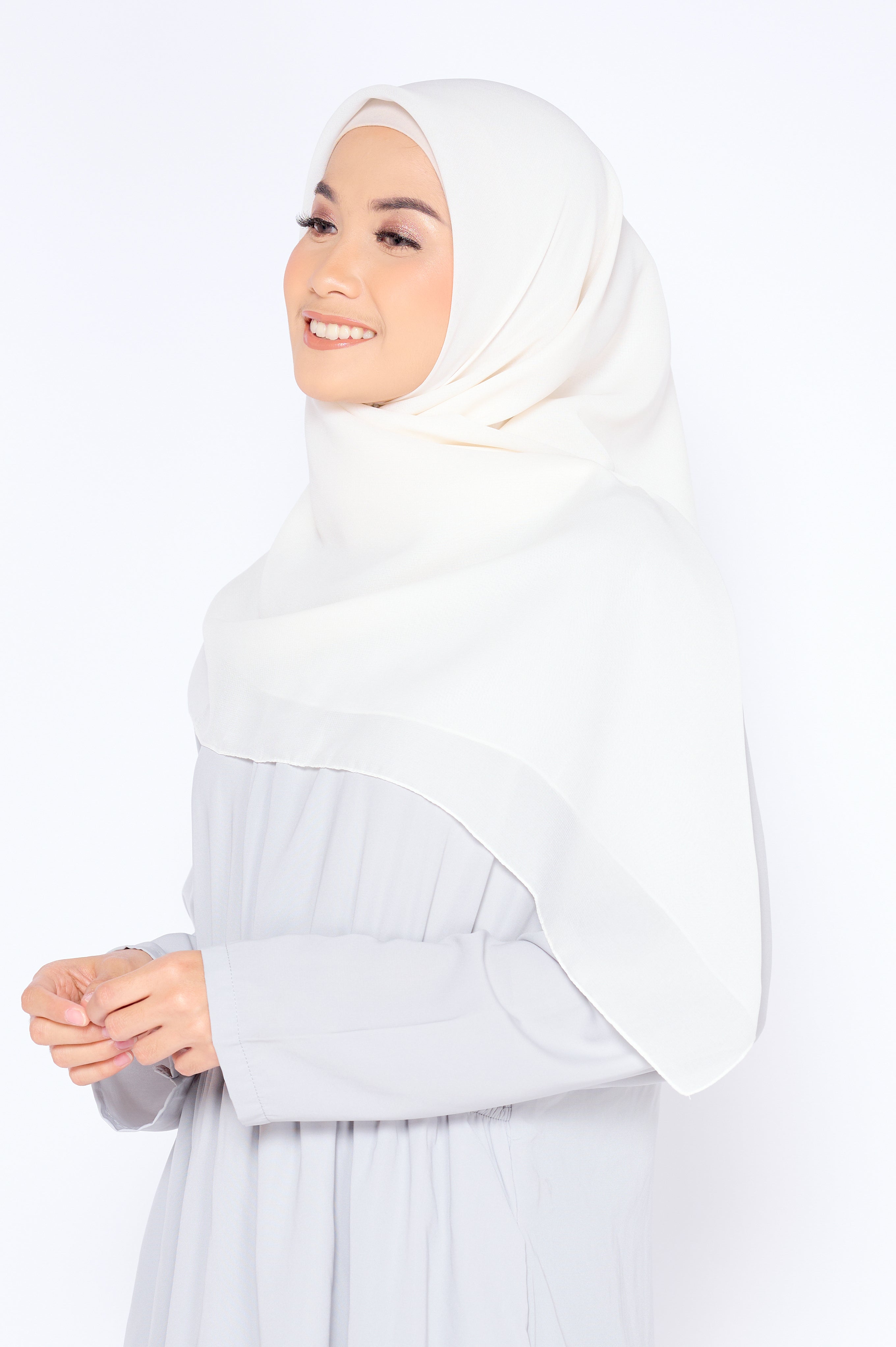 ZM Zaskia Mecca - Sadi Ivory Hijab Kerudung Segi Empat (Minor)